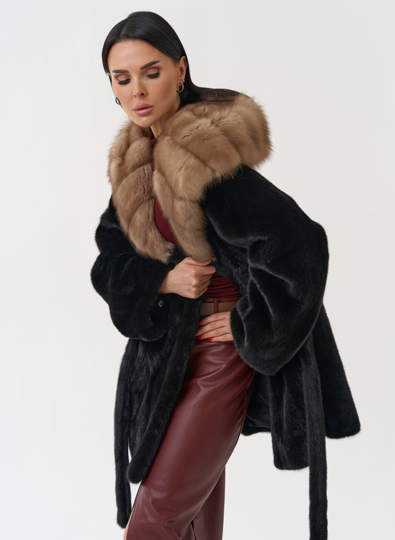 Норковая шуба с капюшоном из меха куницы
