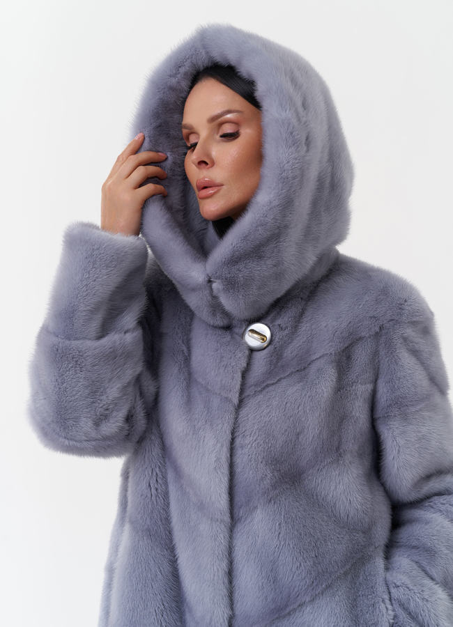 Норковая шуба голубого цвета с капюшоном модель № 28982 в рассрочку