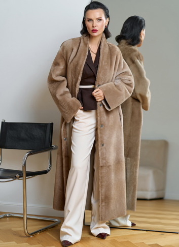 Двухсторонняя женская дубленка с декоративным поясом