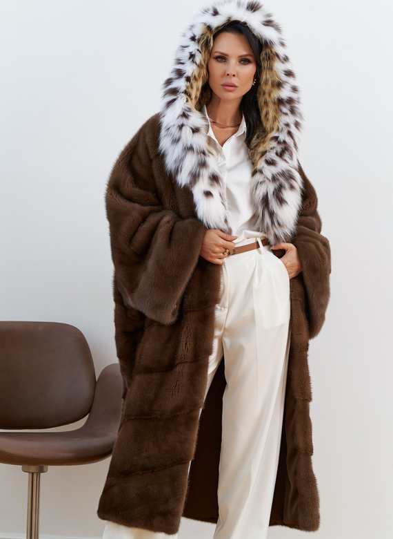 Женская шуба из меха норки с капюшоном из меха рыси