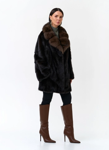 Шуба с воротником из меха куницы