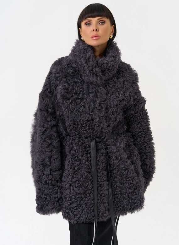 Женская двухсторонняя дубленка с декоративным поясом фото