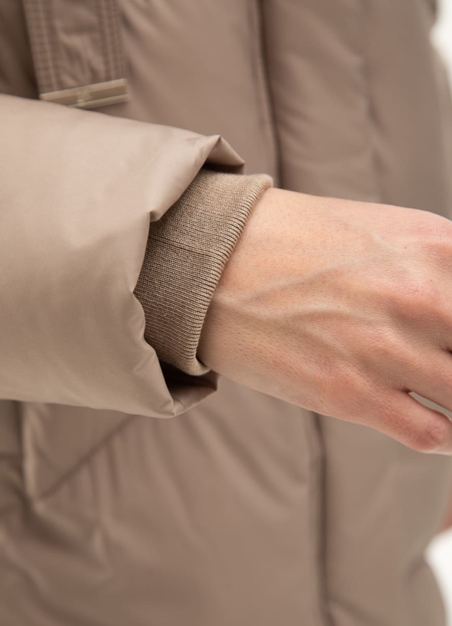 Женский пуховик  капюшоном модель № 31127 универмаг малина