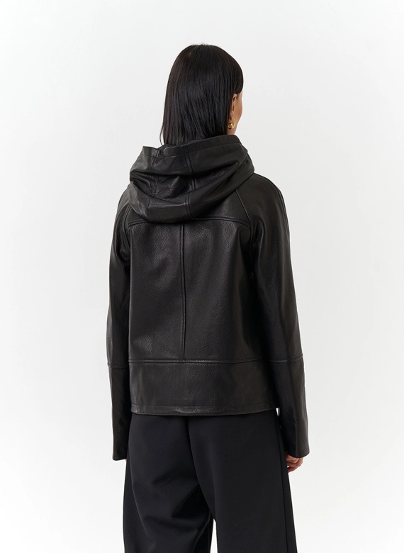 Женская куртка из натуральной кожи с капюшоном