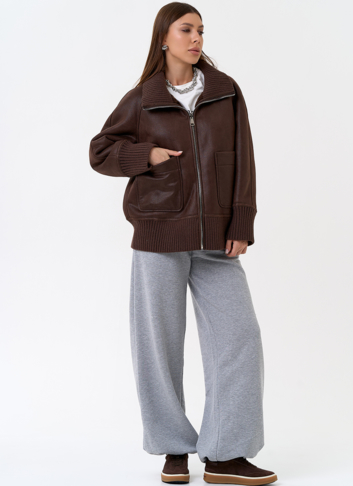 Женский двухсторонний бомбер из эко замши в коричневом цвете