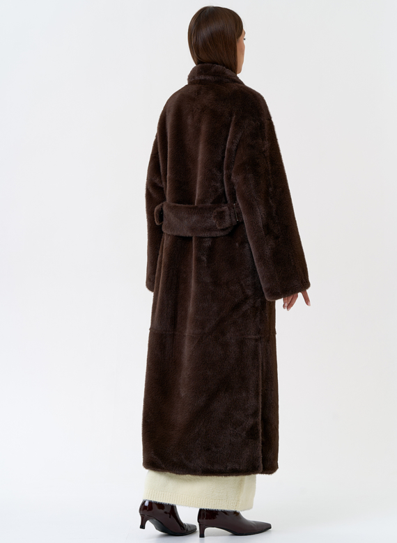 Длинное пальто из эко меха с декоративным поясом