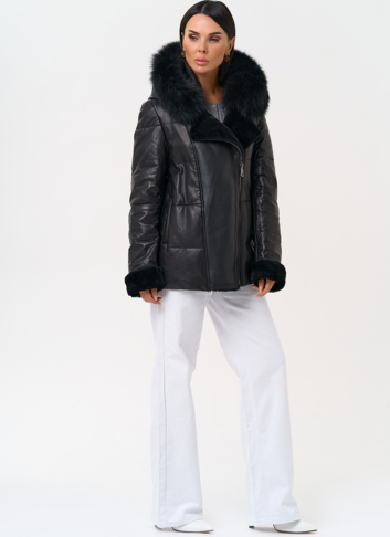 Короткий пуховик из натуральной кожи с капюшоном